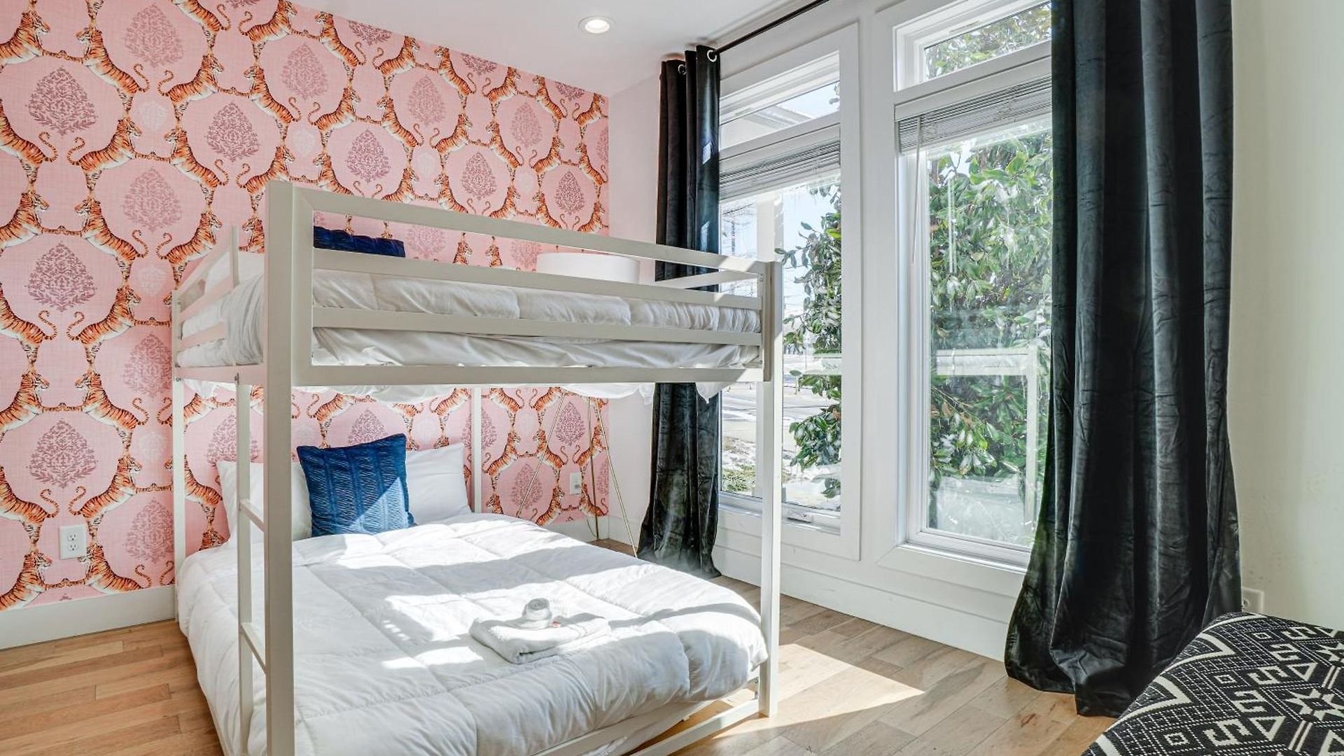 1 Mi To General: Upscale Townhome Holiday home