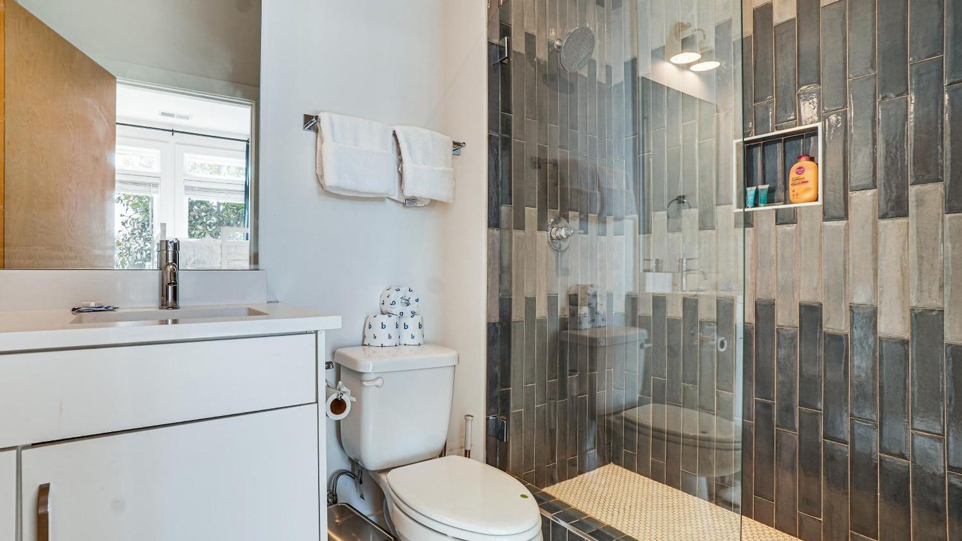 1 Mi To General: Upscale Townhome Holiday home