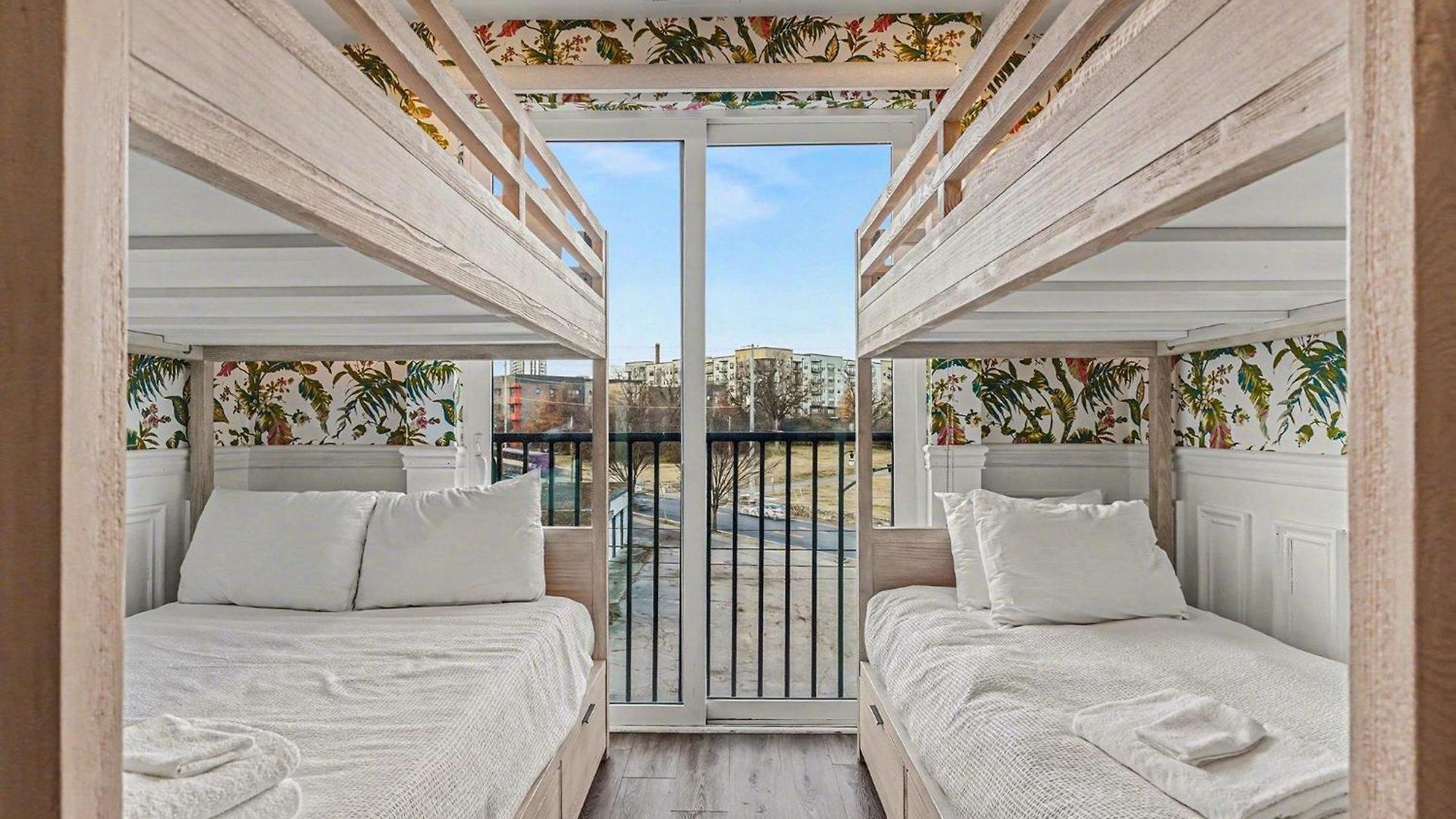 Petal & Palm-rooftop Patio & Gym-mins To Broadway Holiday home *