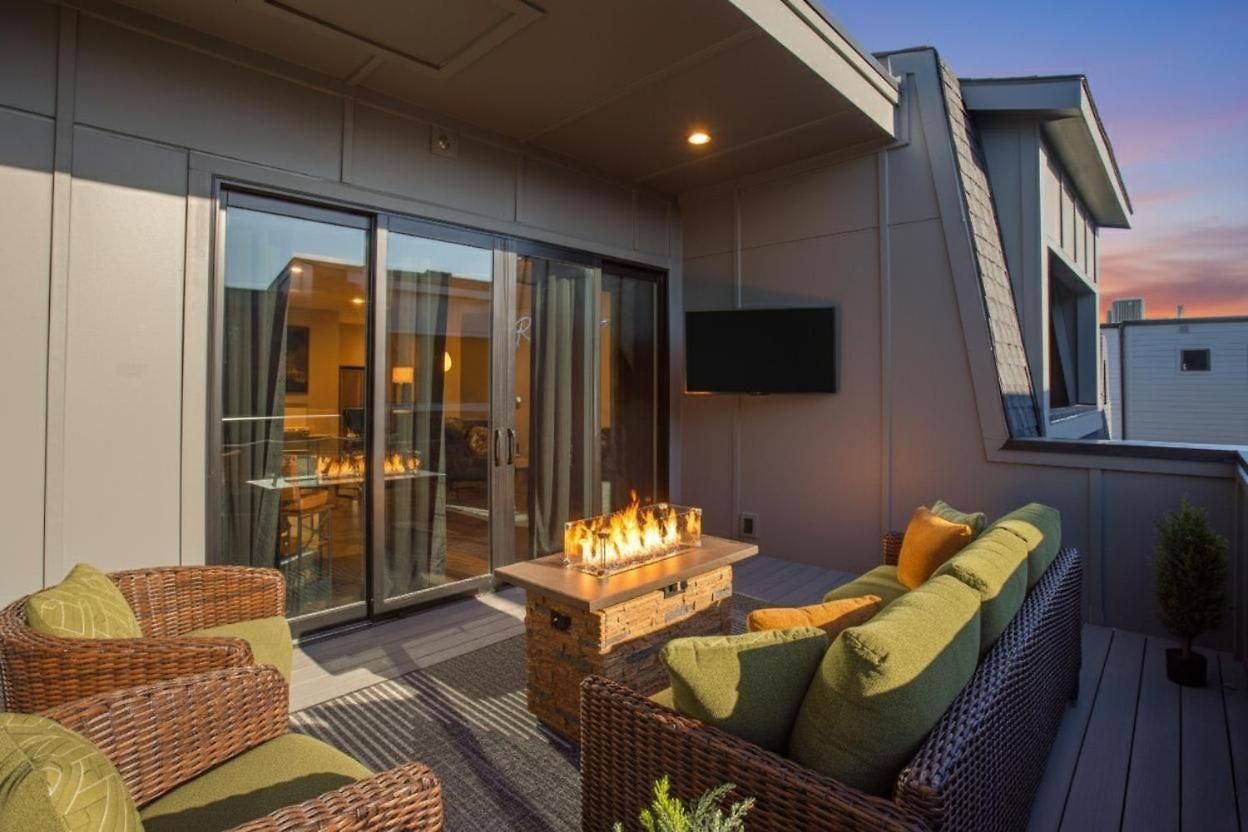 Luxury Gated Duo Sleeps 24 Karaoke & Rooftop Holiday home *