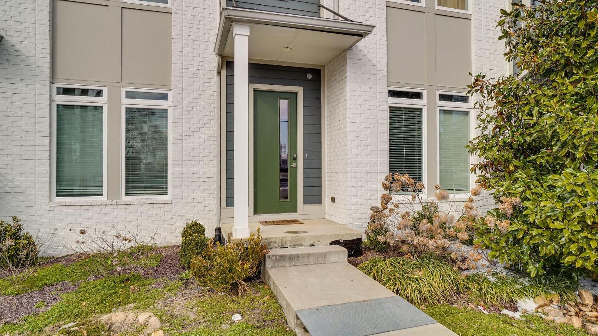 1 Mi To General: Upscale Townhome