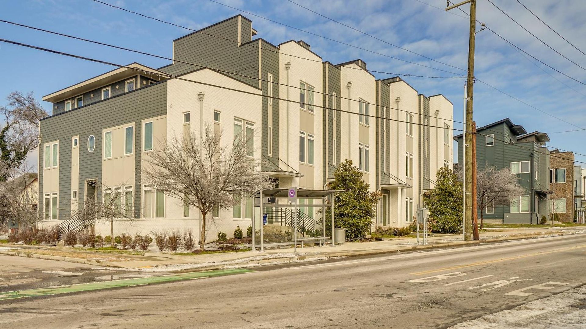 1 Mi To General: Upscale Townhome