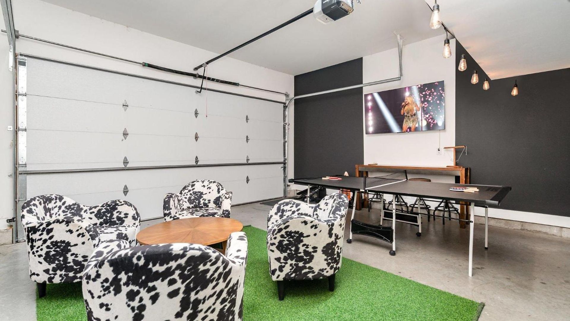 Outlaw-rooftop Patio & Game Room-mins To Broadway