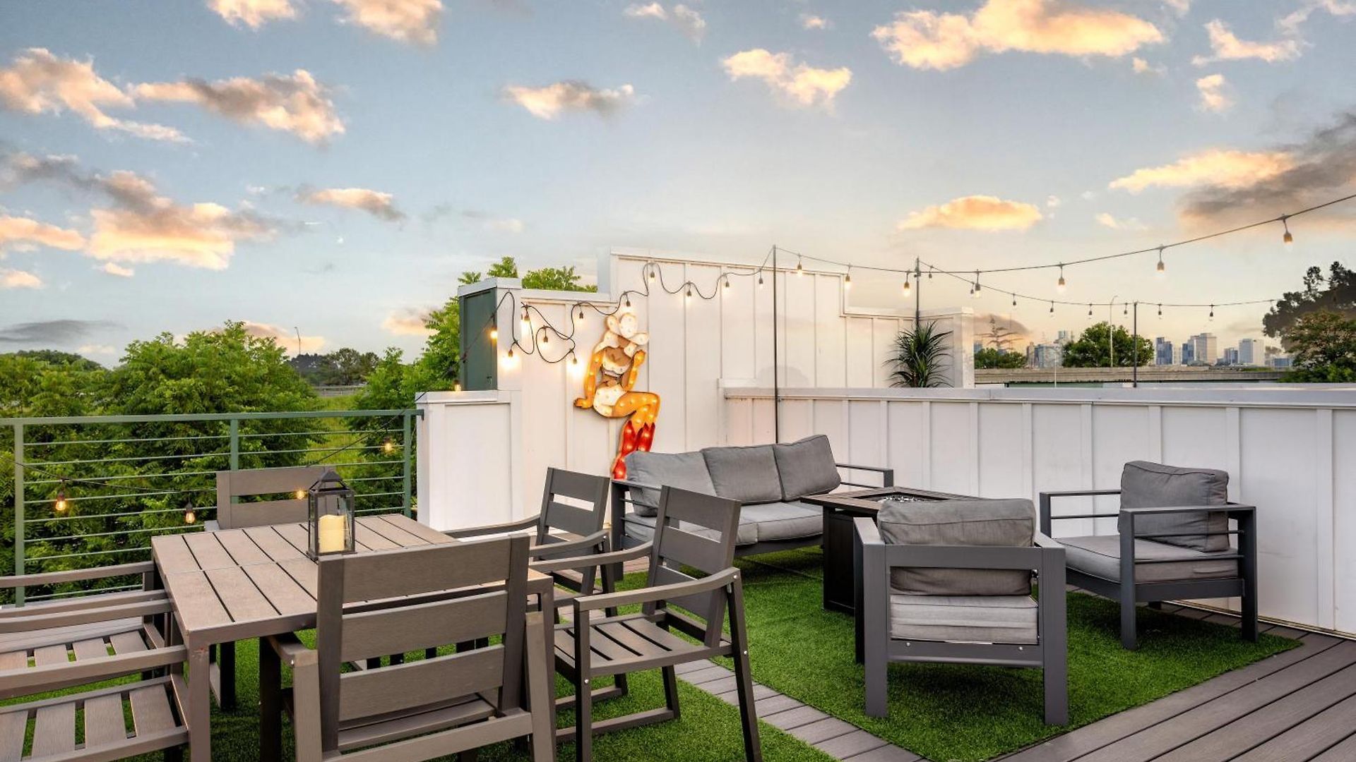 Outlaw-rooftop Patio & Game Room-mins To Broadway Holiday home *