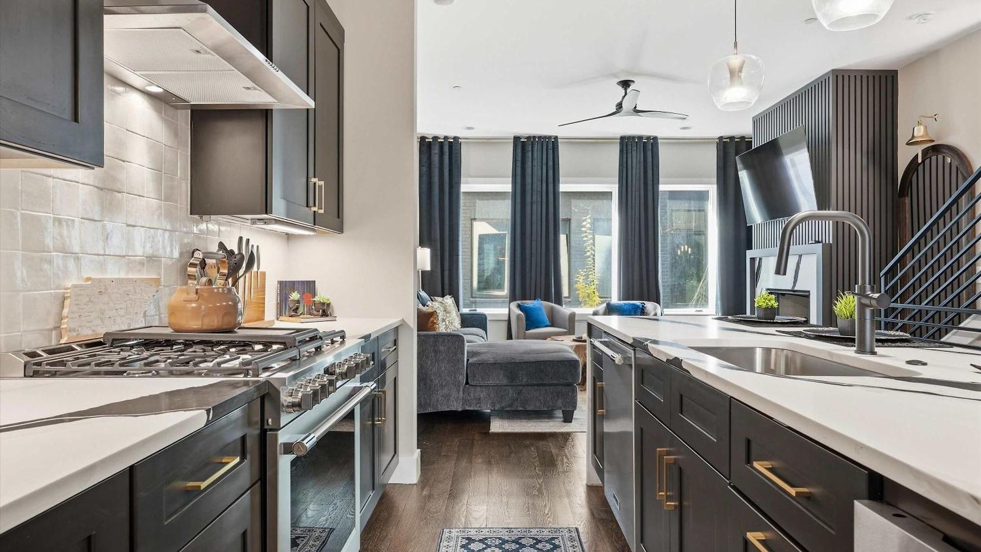 Holiday home Luxury Gated Duo Sleeps 24 Karaoke & Rooftop *