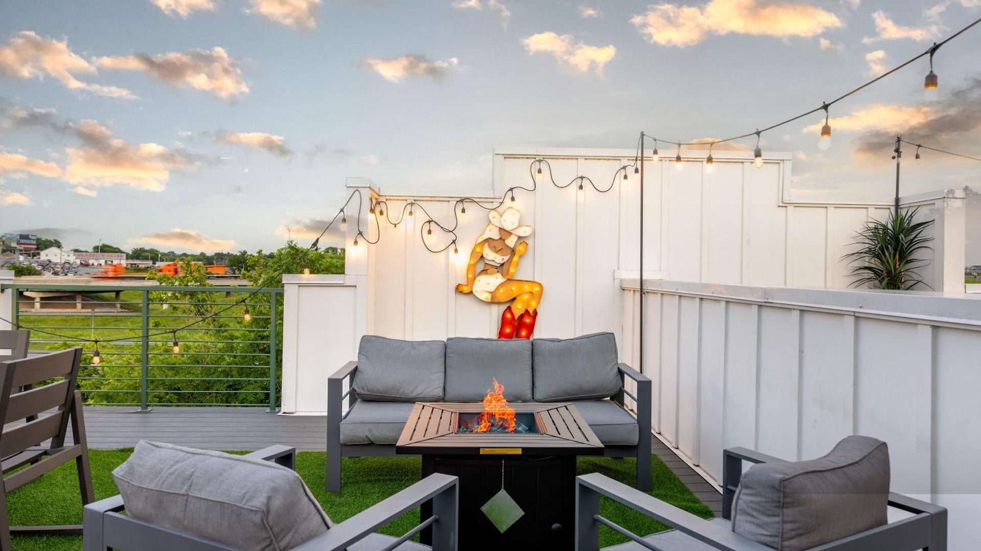 Outlaw-rooftop Patio & Game Room-mins To Broadway Nashville