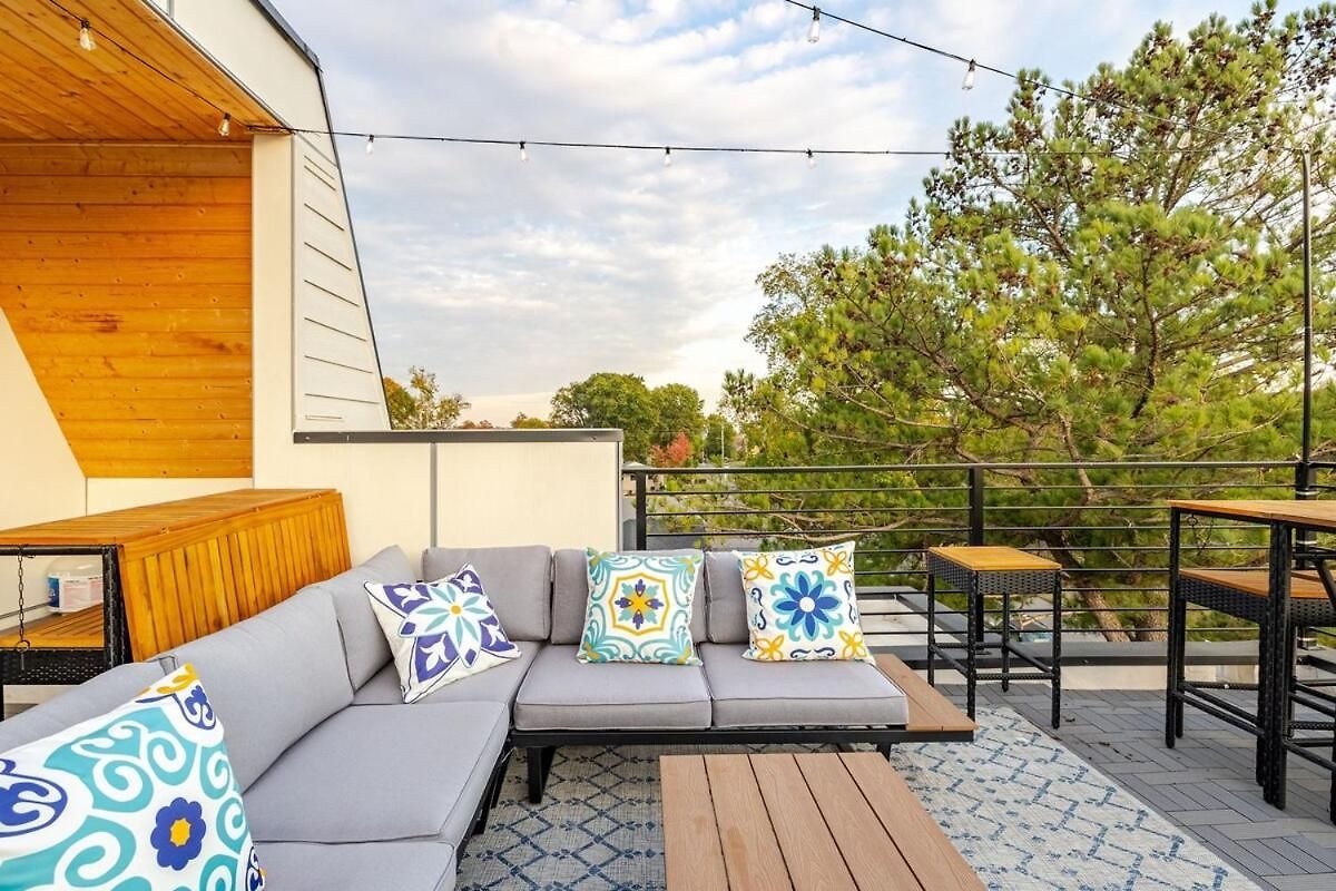 Rooftop Retreat & Skyline Views Holiday home *