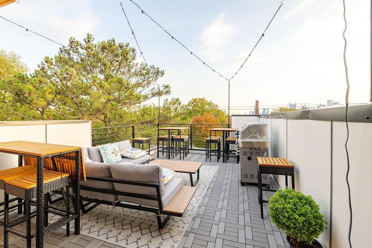 Rooftop Retreat & Skyline Views
