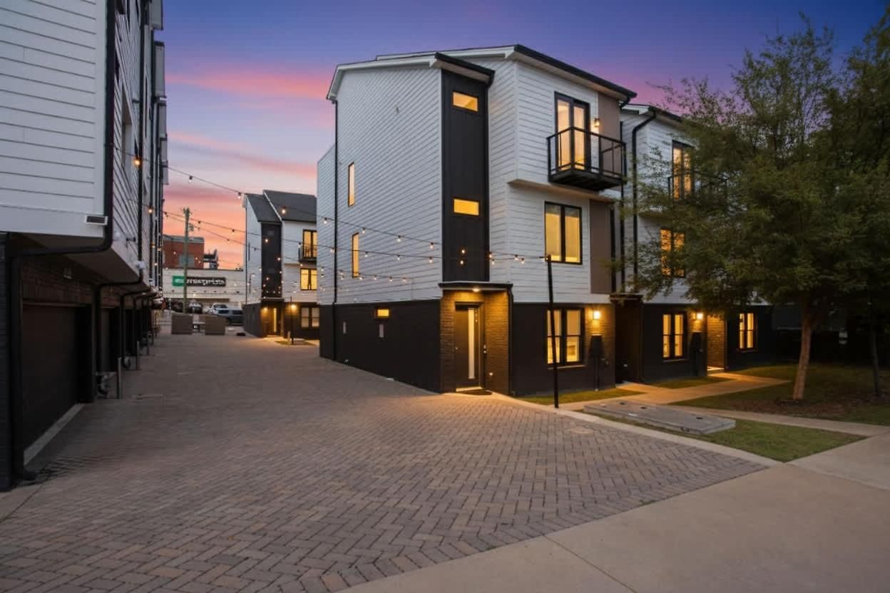 Holiday home 8th Ave South Gem Fabulous For Groups Of 12 Nashville