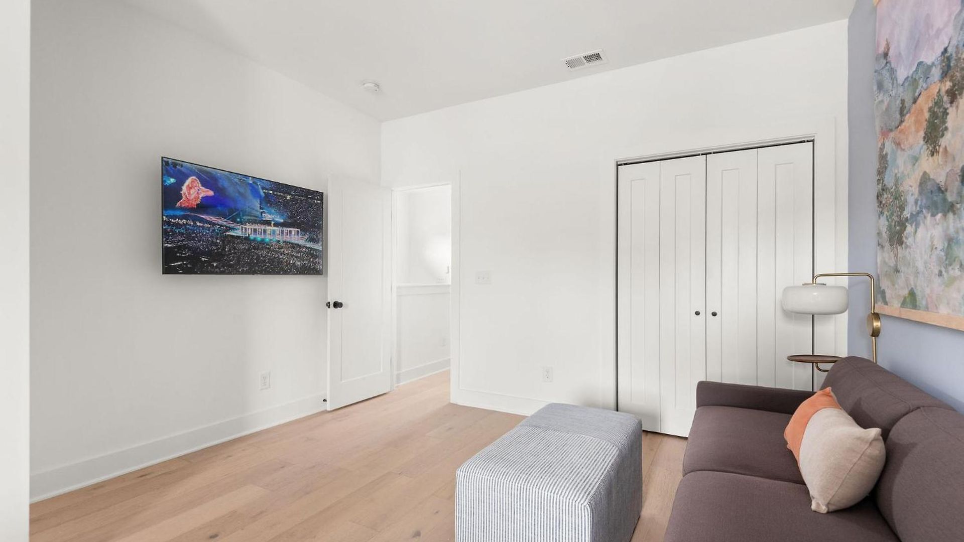 Modern Palette - Private Patio - Mins To Broadway Holiday home Nashville