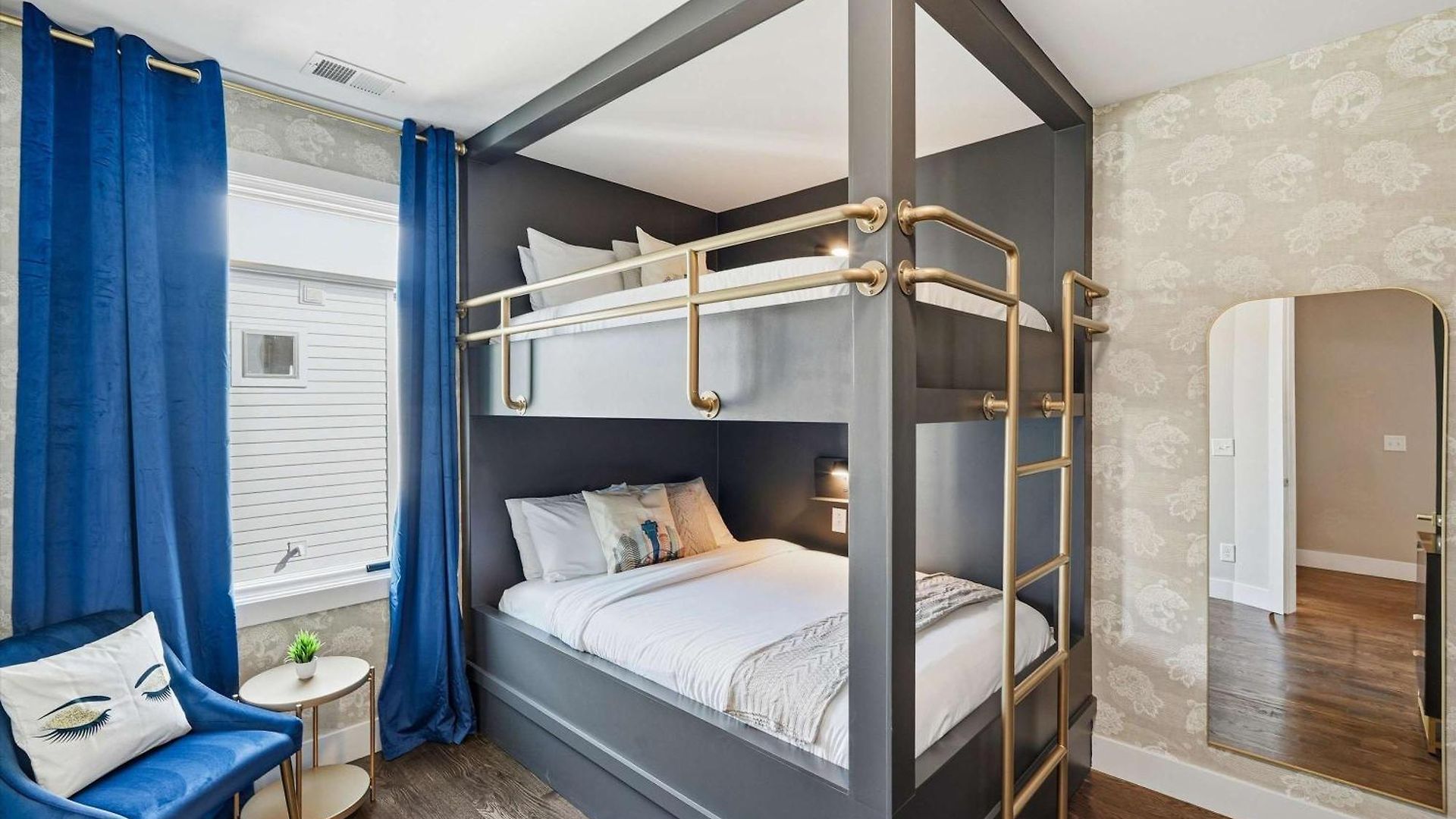 Luxury Gated Duo Sleeps 24 Karaoke & Rooftop Holiday home *