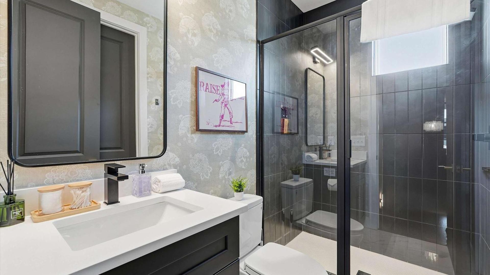 Luxury Gated Duo Sleeps 24 Karaoke & Rooftop Holiday home *