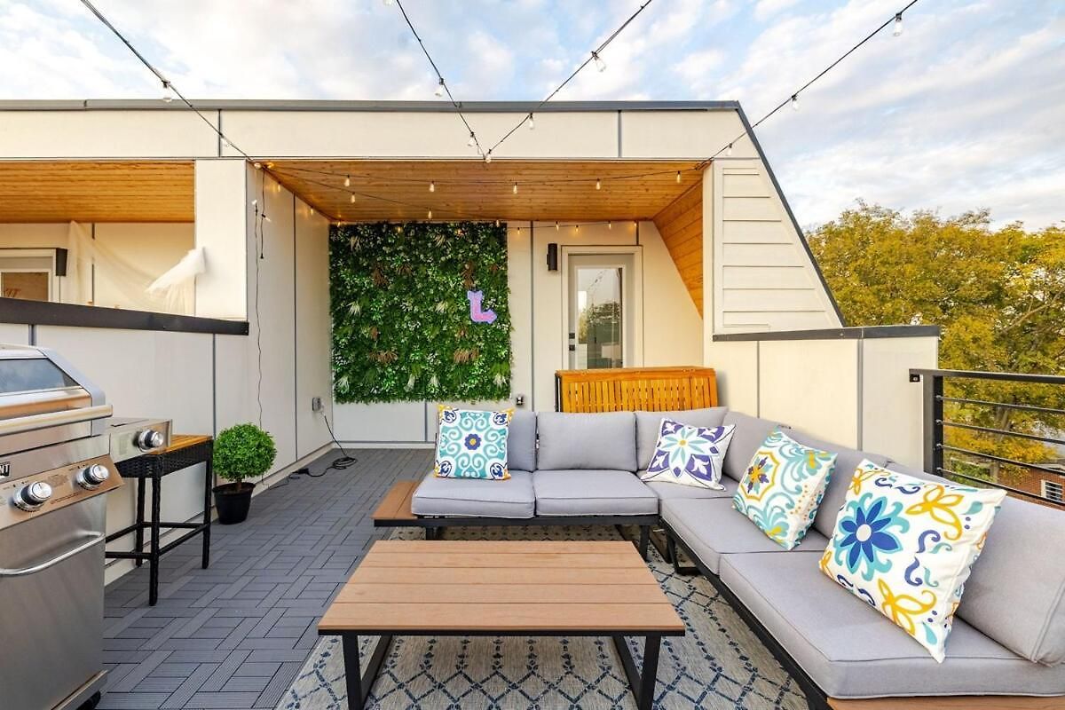 Rooftop Retreat & Skyline Views Holiday home *