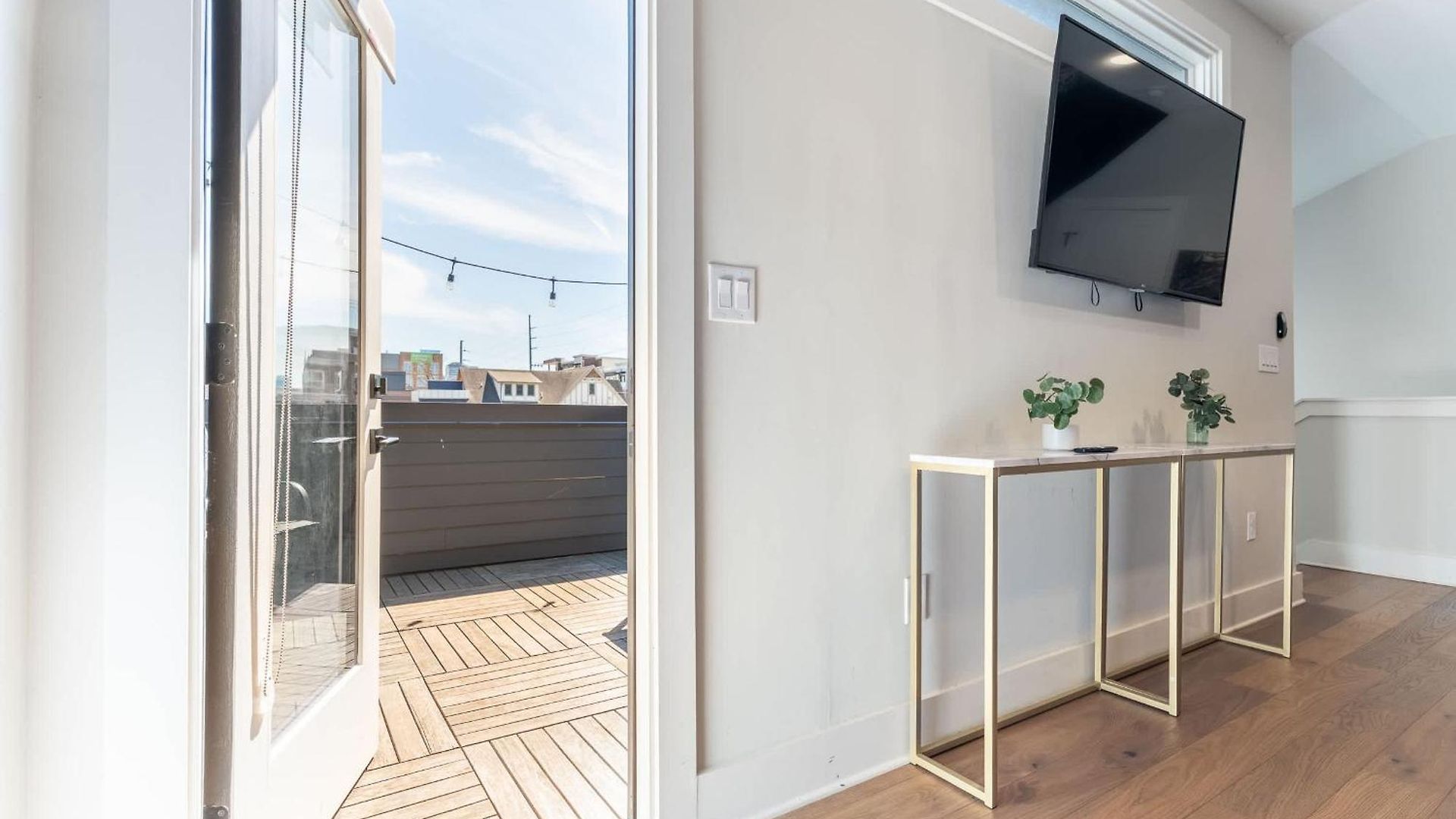The Velvet Vinyl- Private Rooftop & Near Broadway *