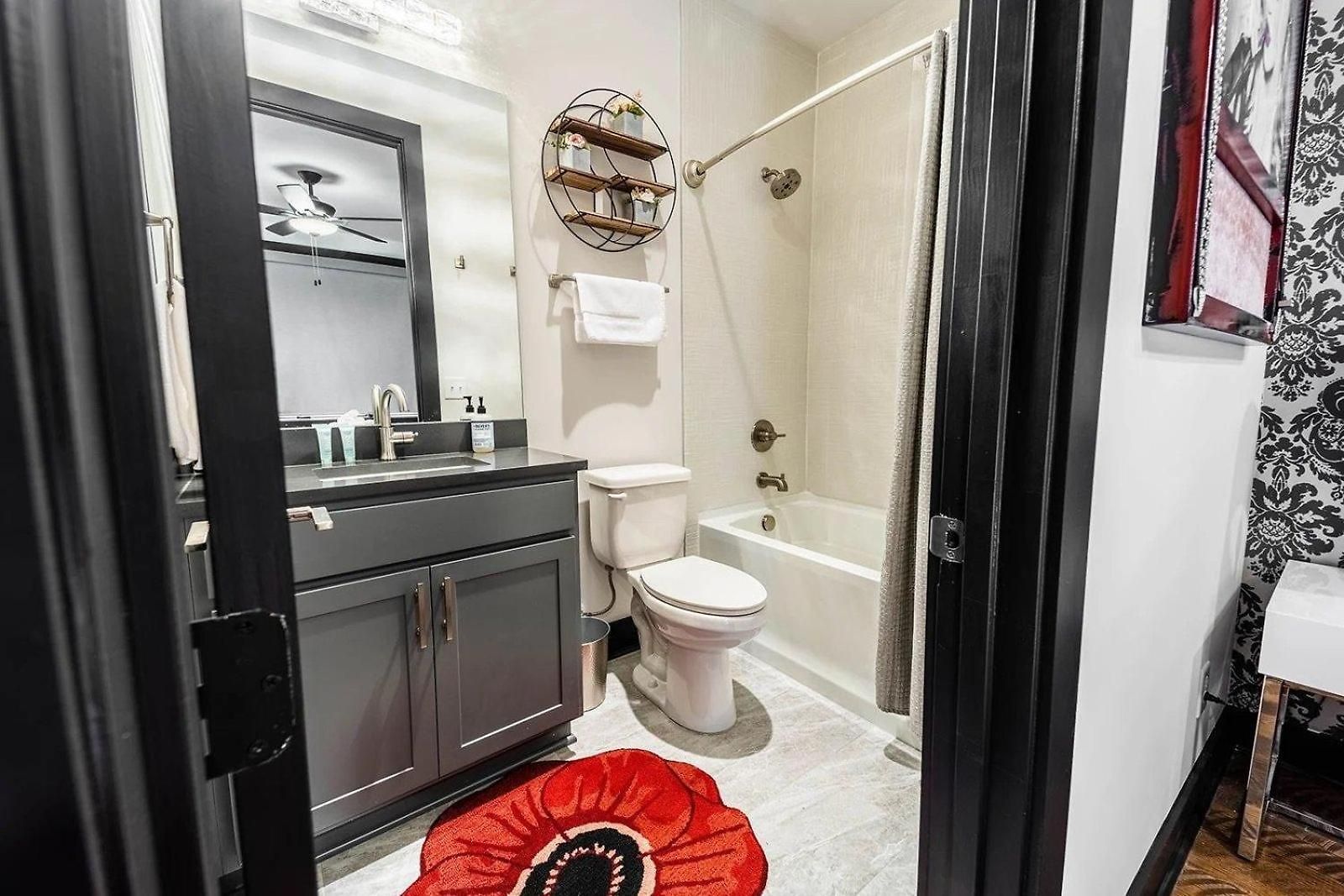 Boots & Broadway - 2 Units - Mins To Broadway *