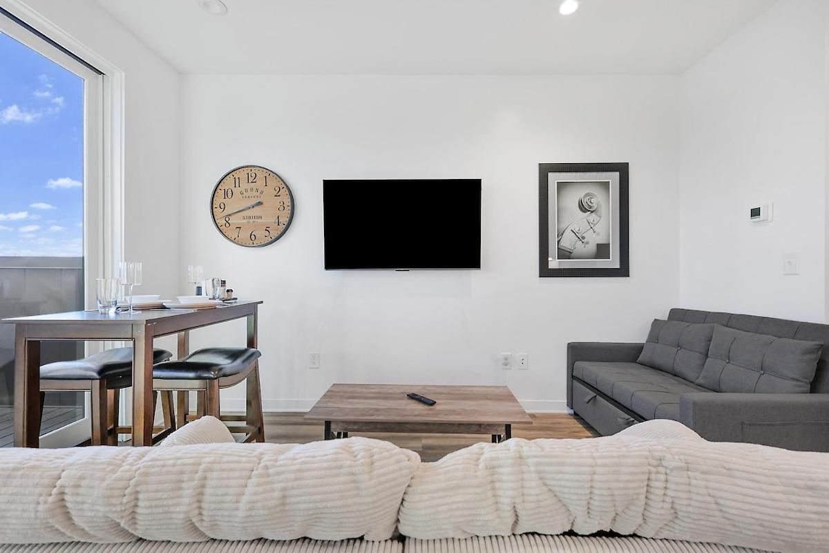 Peaceful Retreat - Views, Close To Broadway