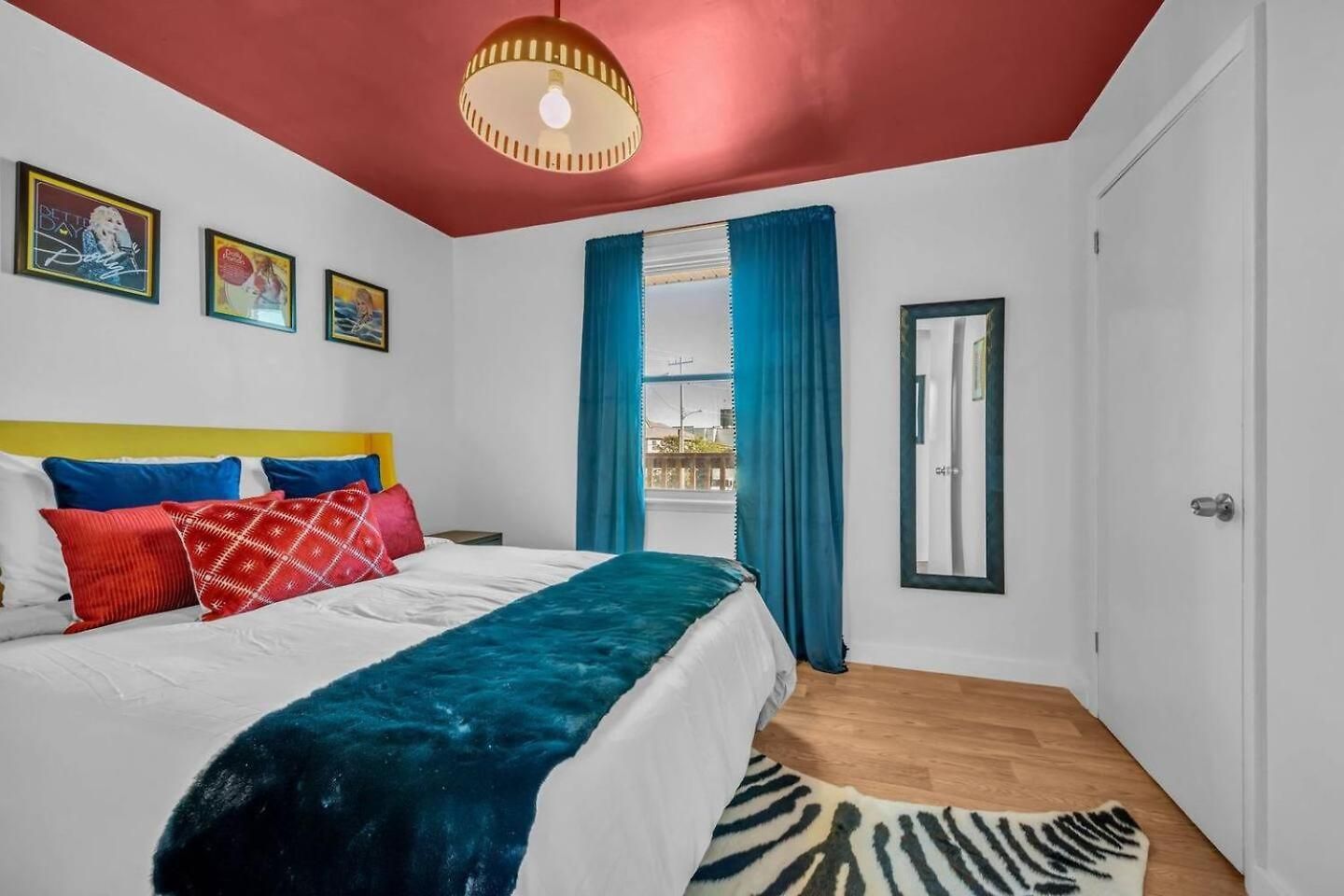 Spacious 2br Downtown | Free Parking Apartment