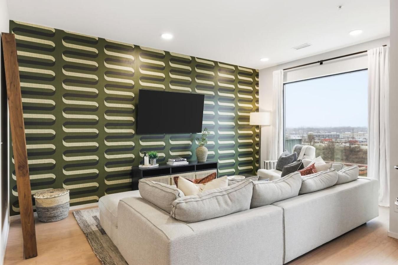 Penthouse River View With Patio And Parking Near Downtown Apartment *