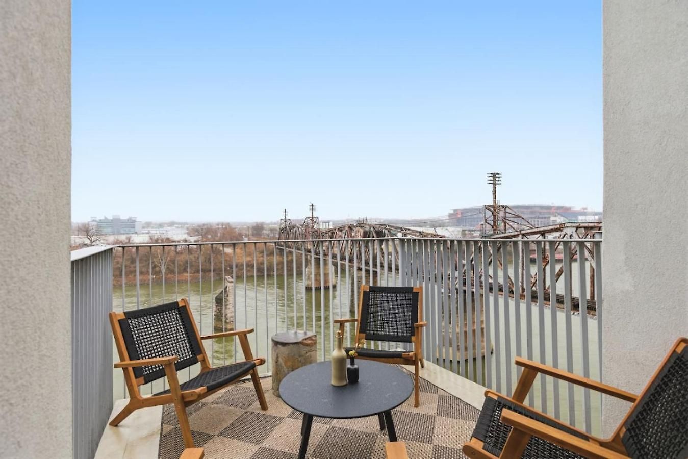Apartment Penthouse River View With Patio And Parking Near Downtown Nashville