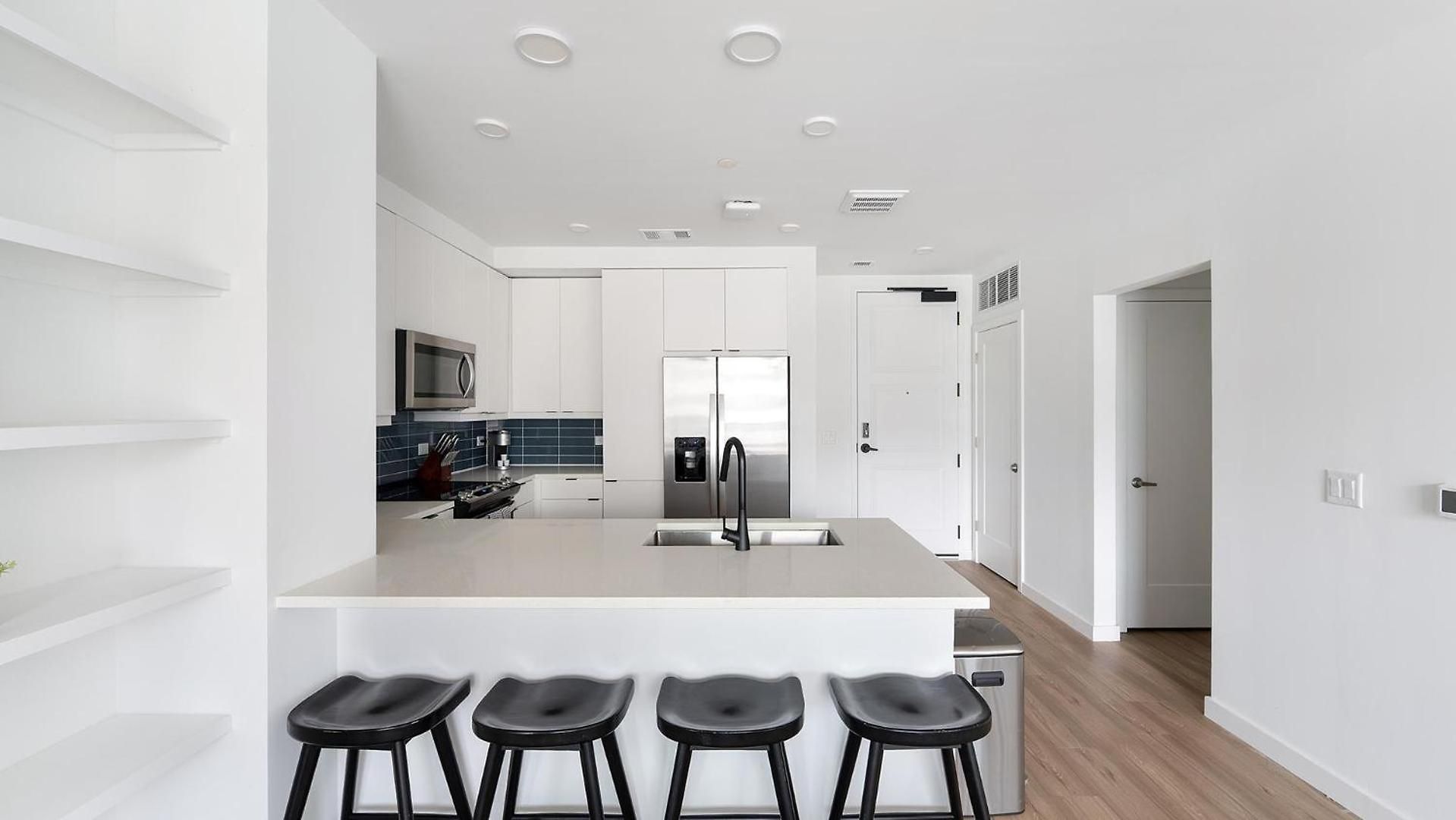 Landing Stunning 2bd Gym Pool Apartment *