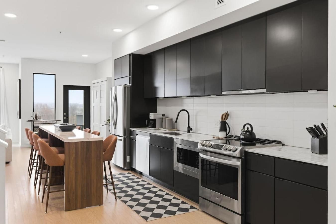 Penthouse River View With Patio And Parking Near Downtown