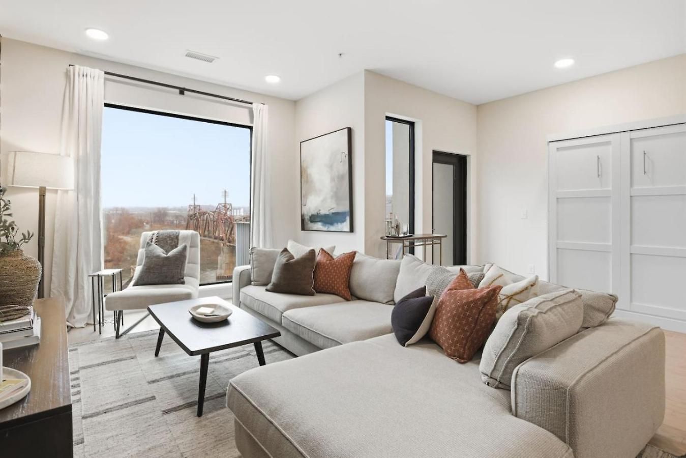 Apartment Penthouse River View With Patio And Parking Near Downtown *