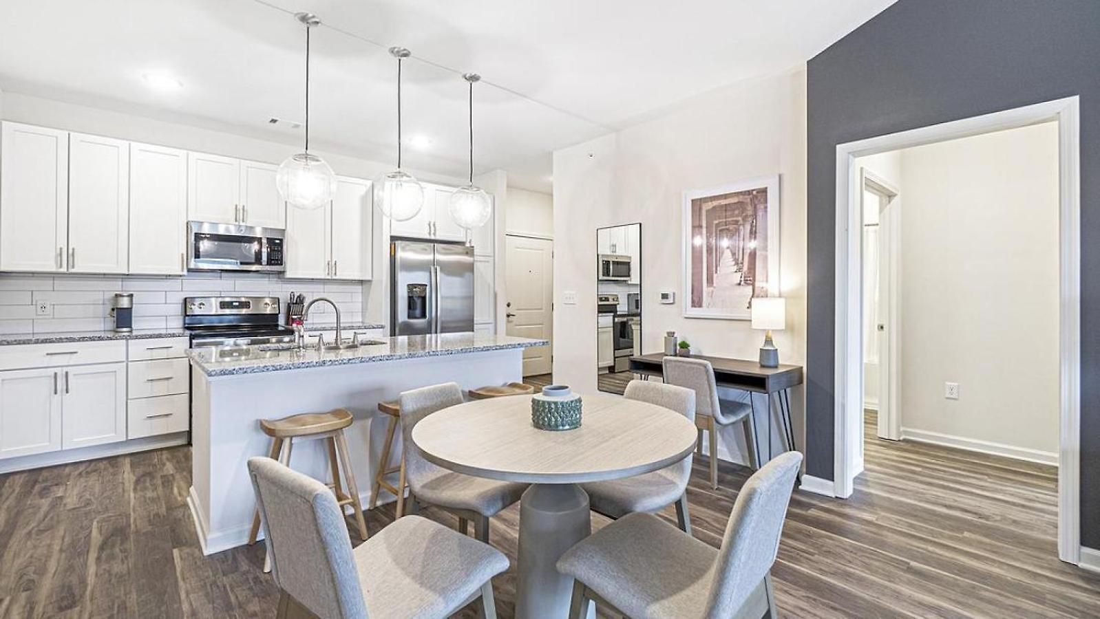 Apartment Landing Modern With Amazing Amenities *