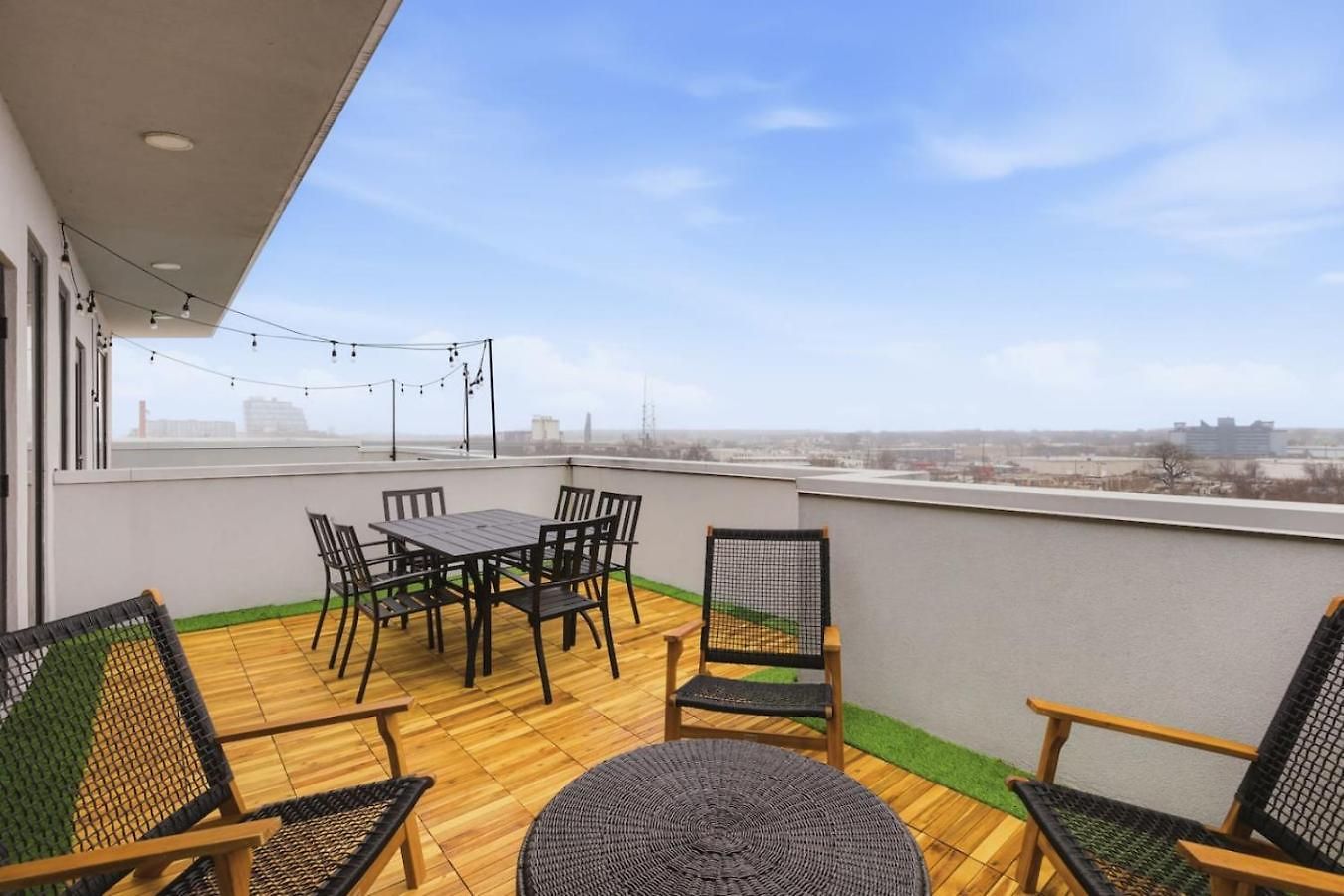 Penthouse River View With Patio And Parking Near Downtown *