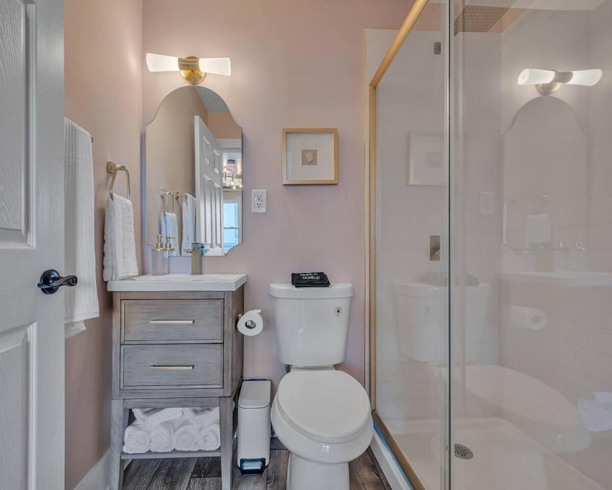 Modern 2br Near Downtown | Free Parking *