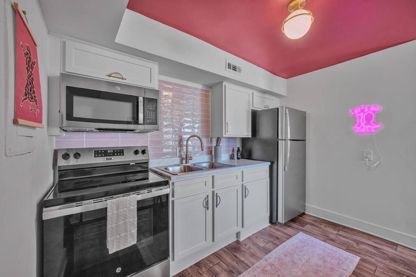 Modern 2br Near Downtown | Free Parking *