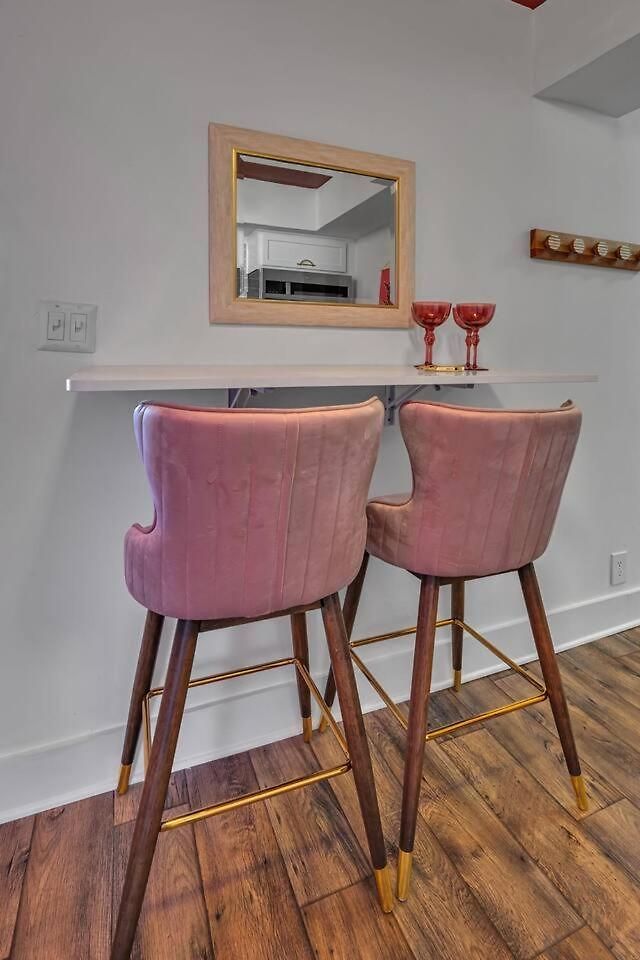 Modern 2br Near Downtown | Free Parking Apartment *
