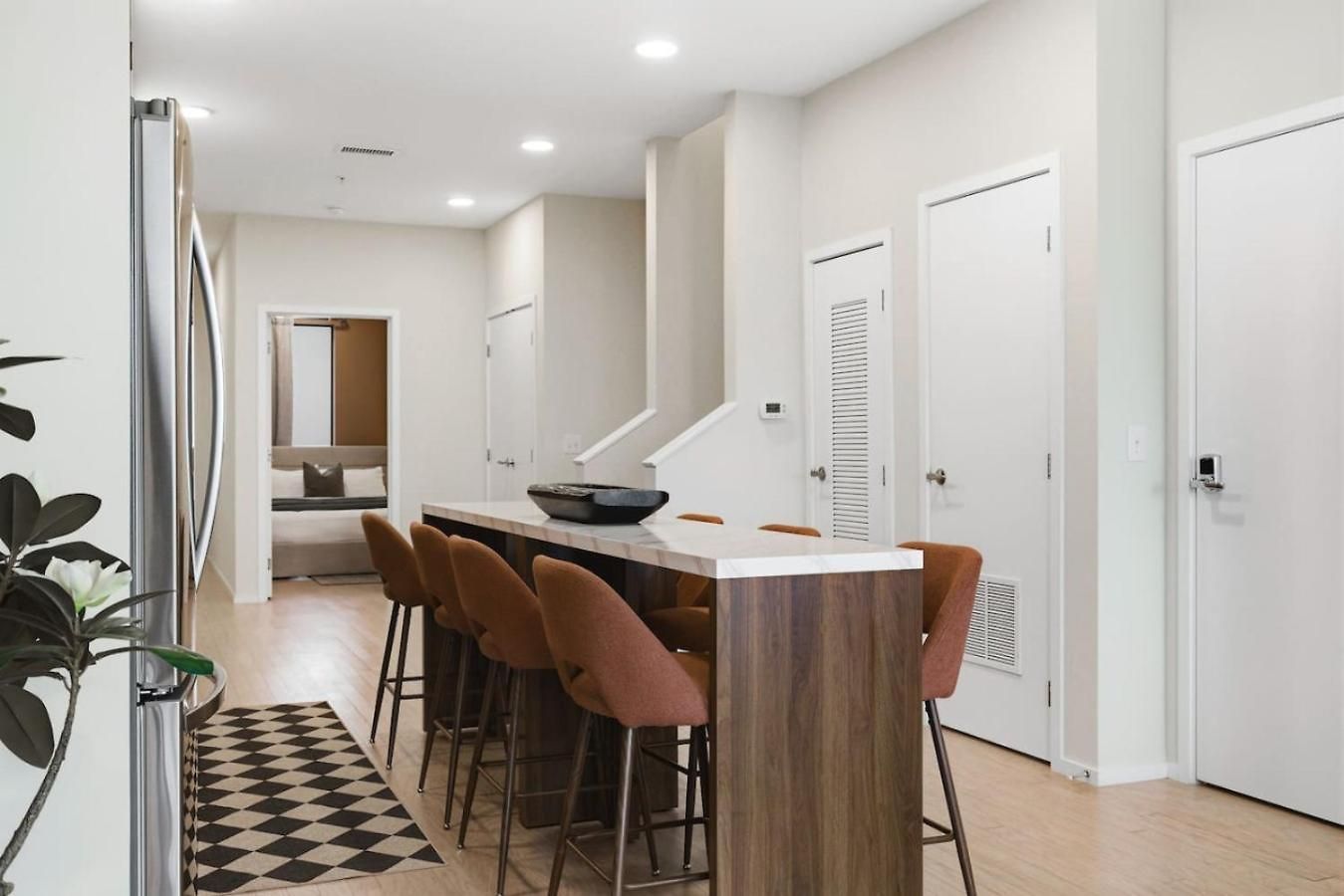 Penthouse River View With Patio And Parking Near Downtown *