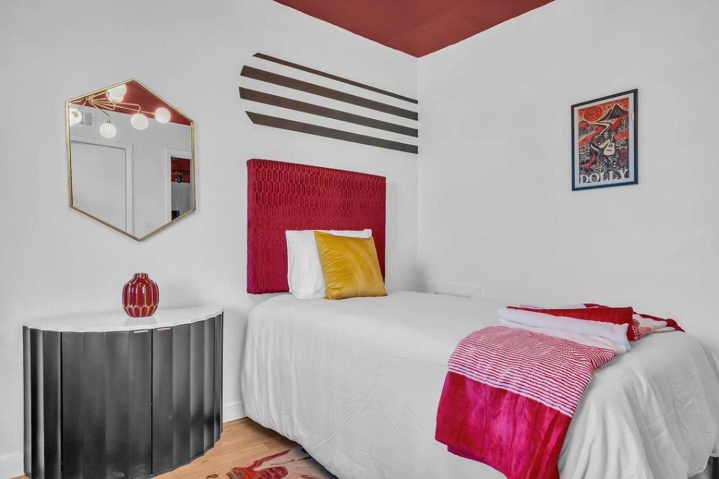 Spacious 2br Downtown | Free Parking Apartment
