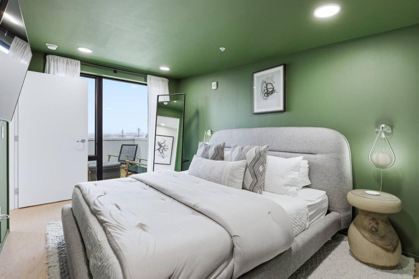 Apartment Penthouse River View With Patio And Parking Near Downtown
