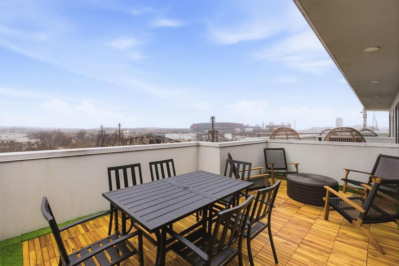 Penthouse River View With Patio And Parking Near Downtown Apartment