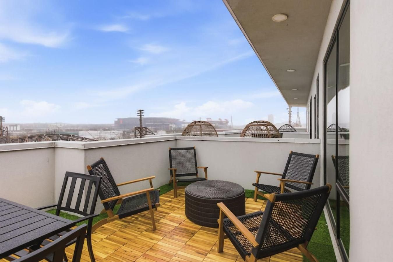 Penthouse River View With Patio And Parking Near Downtown *