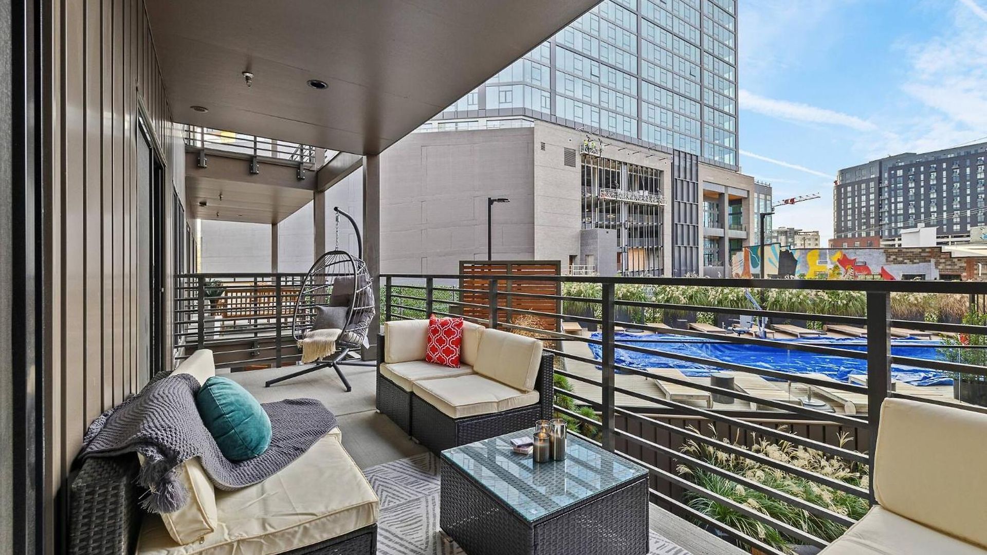 Apartment Walk To Broadway- Pool & Cabanas-luxury Nashville