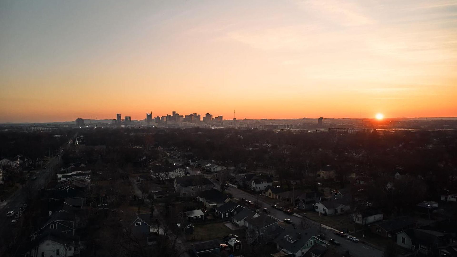 Dreamy With Fireplace, Rooftop, Gym, Parking, Sleeps 5 With King Bed, Sleeper Sofa, Hidden Bunk, Shared Rooftop And Gym, Free Dedicated Parking, Minutes To Broadway, Five Points & Grand Ole Opry, 24 Hr Hospitality Holiday home Nashville