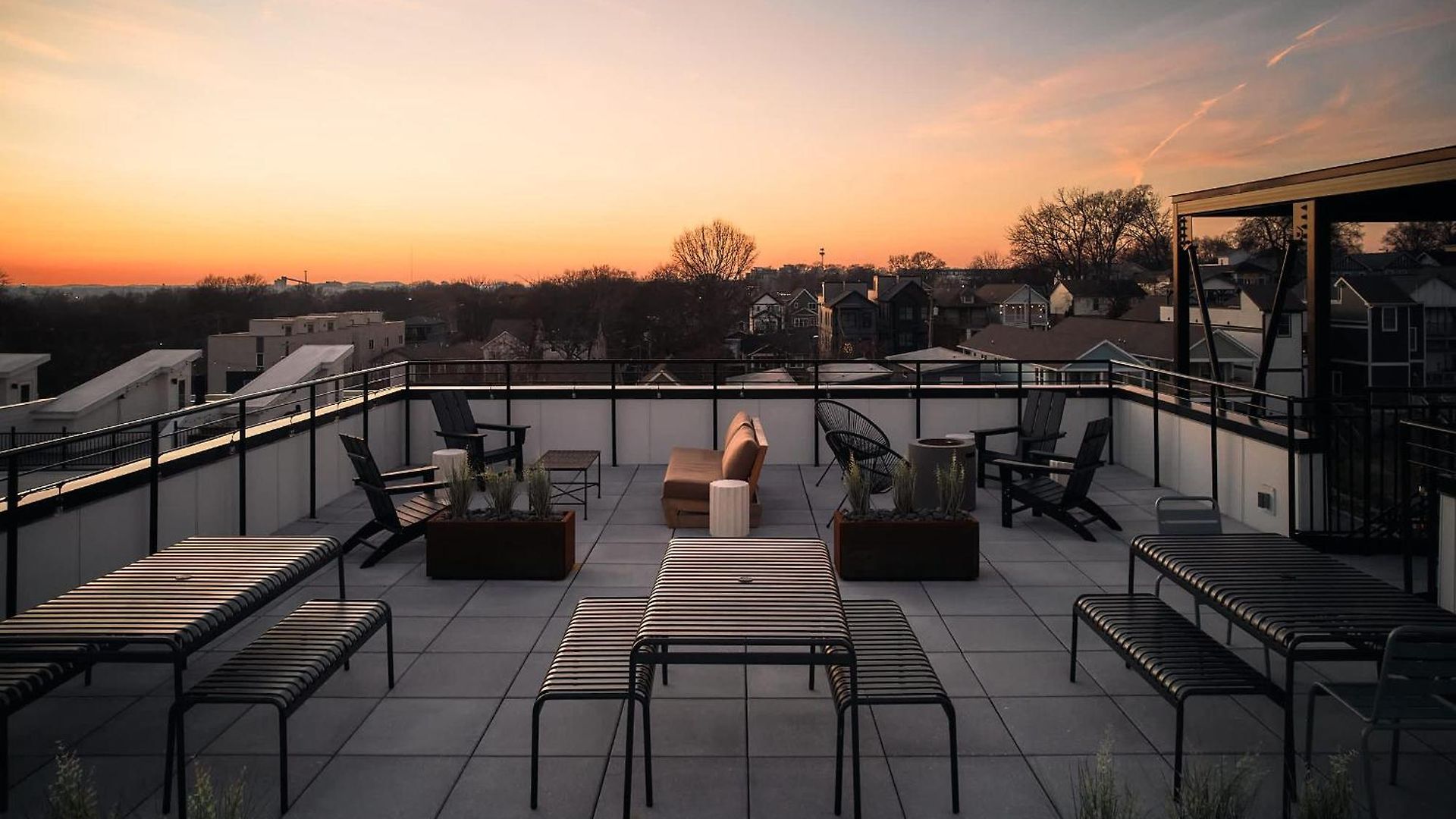 Dreamy With Fireplace, Rooftop, Gym, Parking, Sleeps 5 With King Bed, Sleeper Sofa, Hidden Bunk, Shared Rooftop And Gym, Free Dedicated Parking, Minutes To Broadway, Five Points & Grand Ole Opry, 24 Hr Hospitality Holiday home