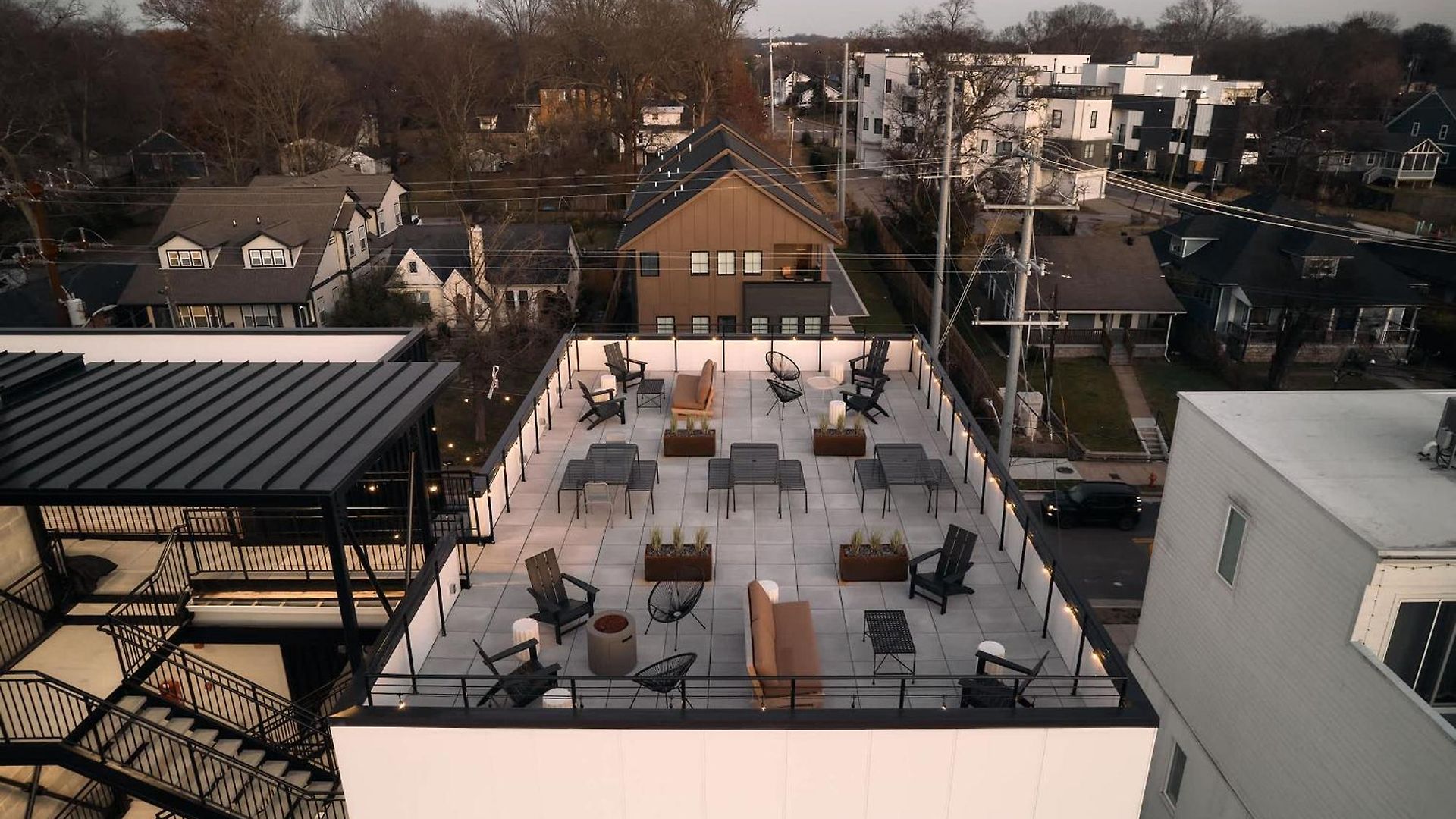 Holiday home Dreamy With Fireplace, Rooftop, Gym, Parking, Sleeps 5 With King Bed, Sleeper Sofa, Hidden Bunk, Shared Rooftop And Gym, Free Dedicated Parking, Minutes To Broadway, Five Points & Grand Ole Opry, 24 Hr Hospitality Nashville