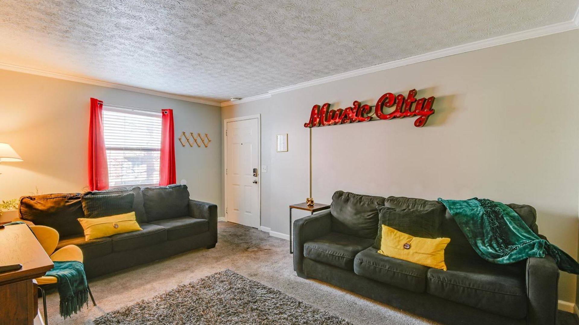 1 Mi To Dtwn: Pet-friendly In *