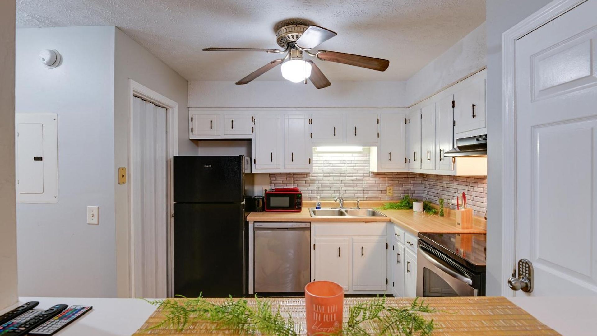 < 1 Mi To Vanderbilt: Apartment