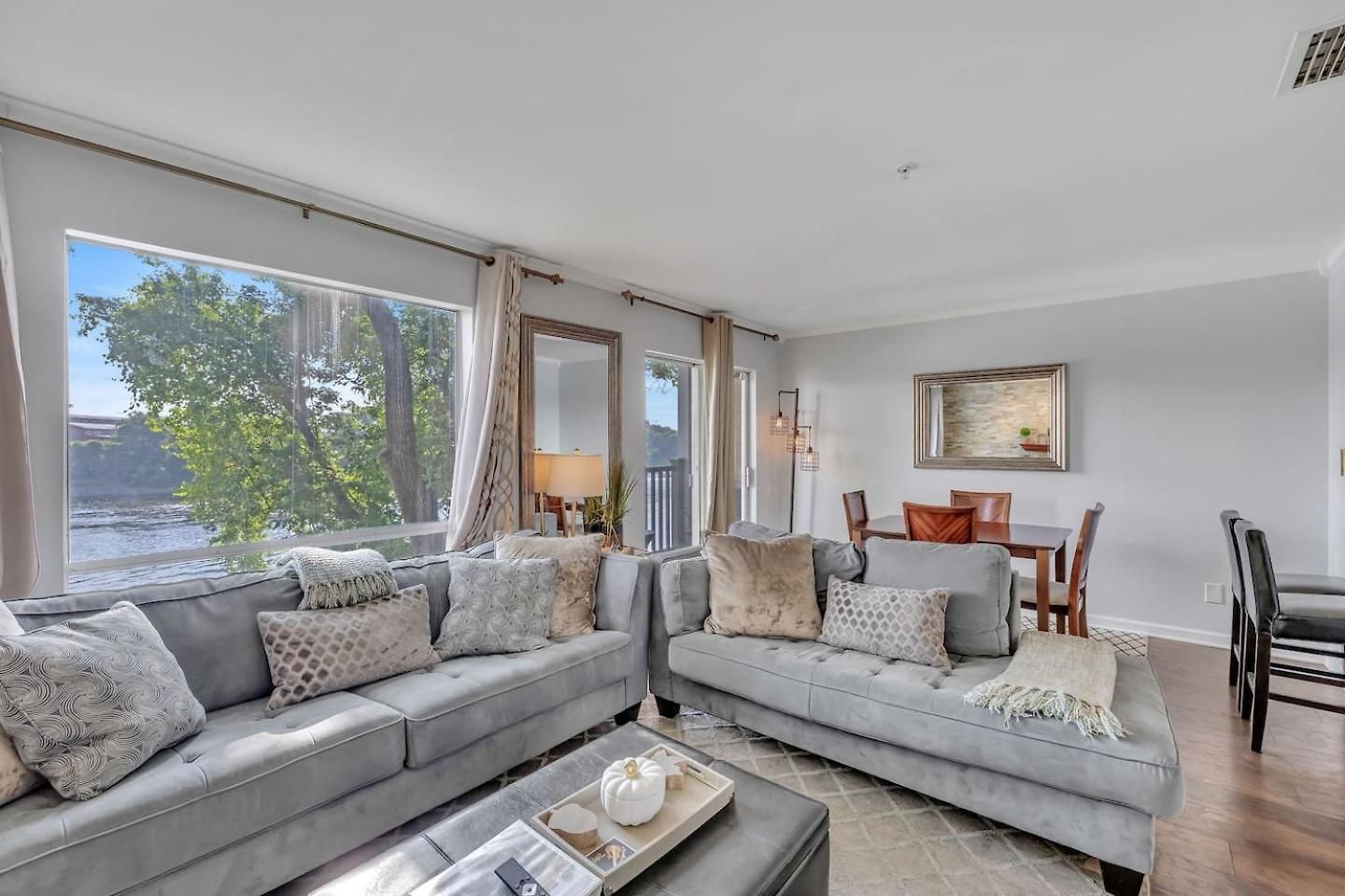 Nash Riverfront Condo, Sleeps 6, Walk To Broadway Apartment