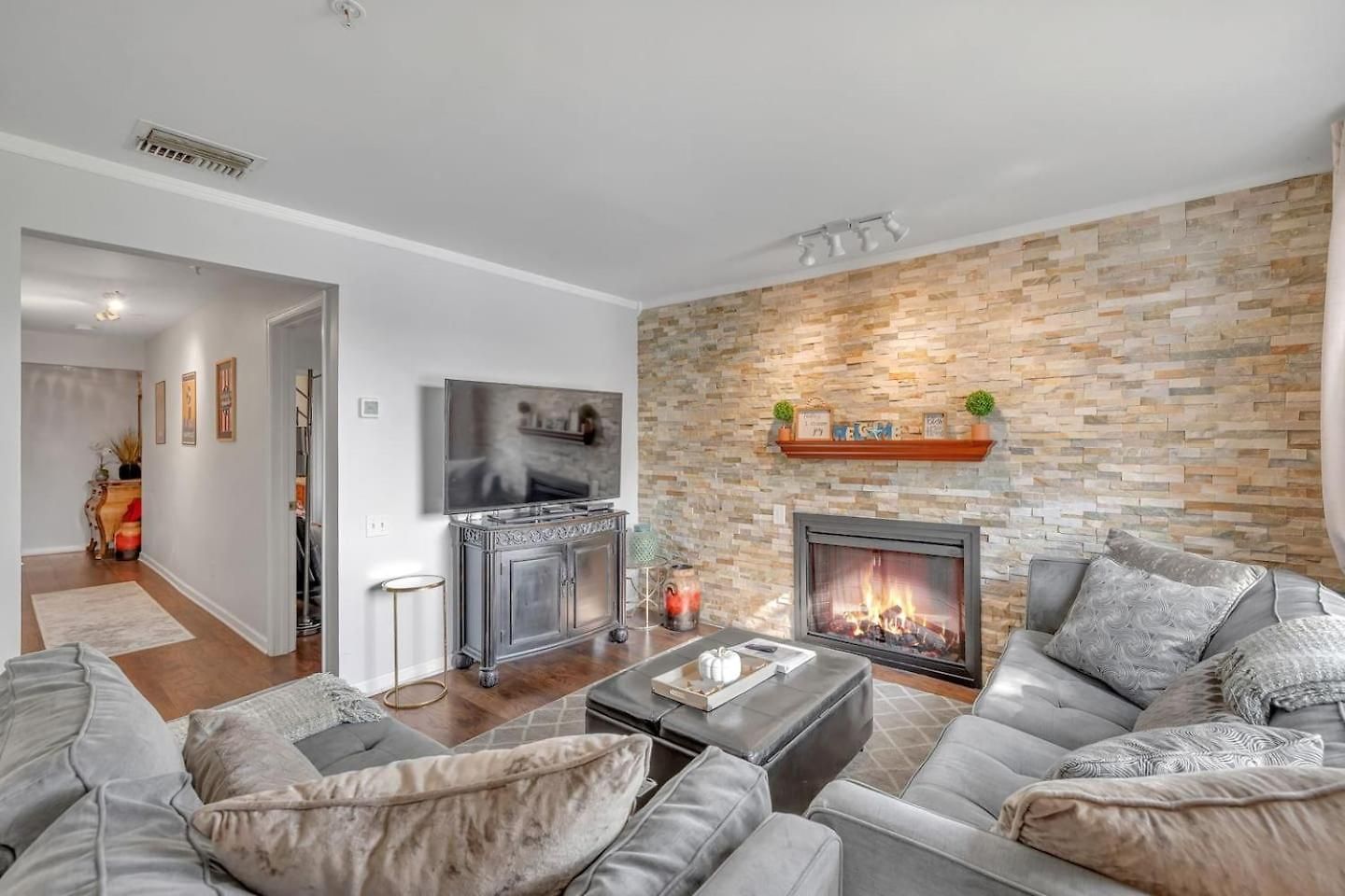 Nash Riverfront Condo, Sleeps 6, Walk To Broadway
