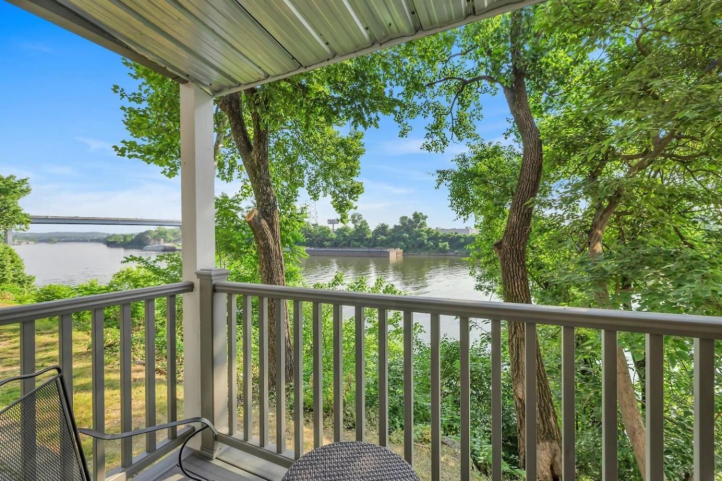 Nash Riverfront Condo, Sleeps 6, Walk To Broadway * Nashville