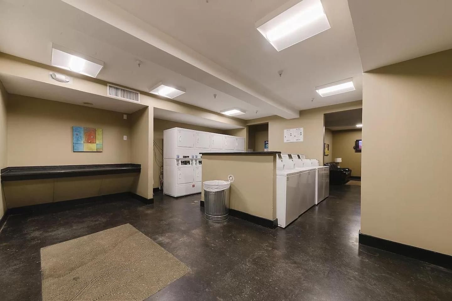 Nash Riverfront Condo, Sleeps 6, Walk To Broadway Apartment