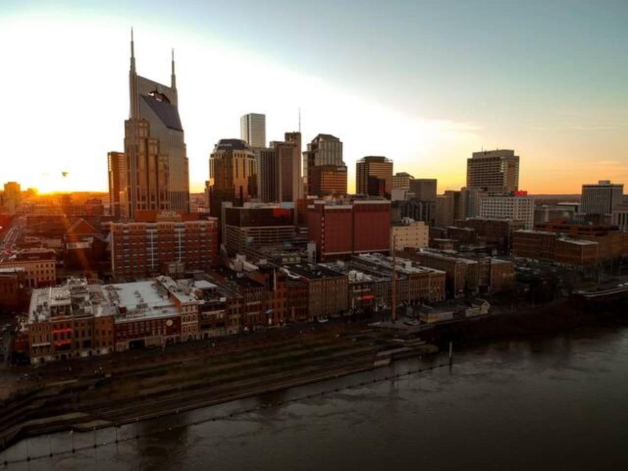 Nash Riverfront Condo, Sleeps 6, Walk To Broadway Apartment *