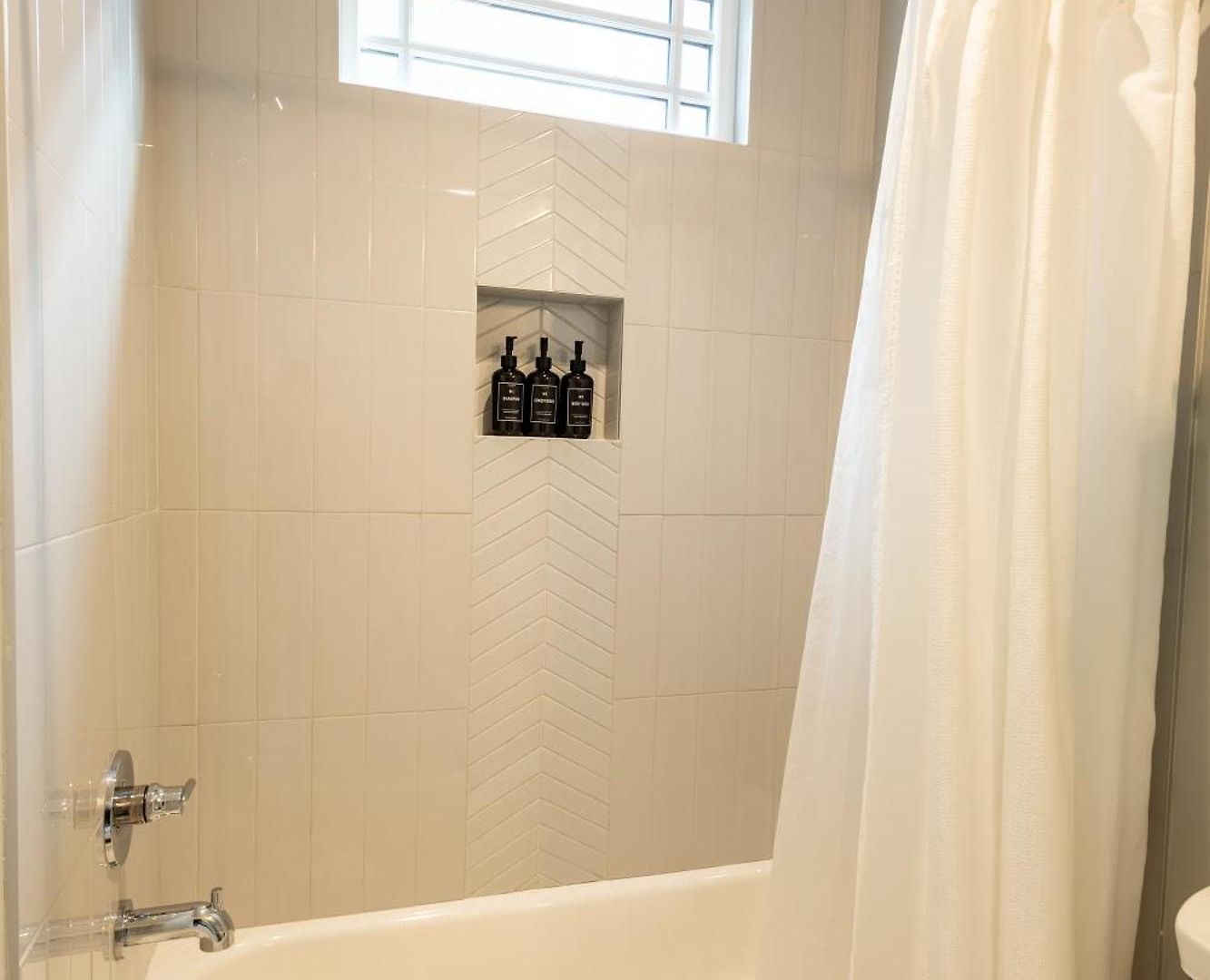 Apartment Heights Townhome With Free Parking & 3 Baths