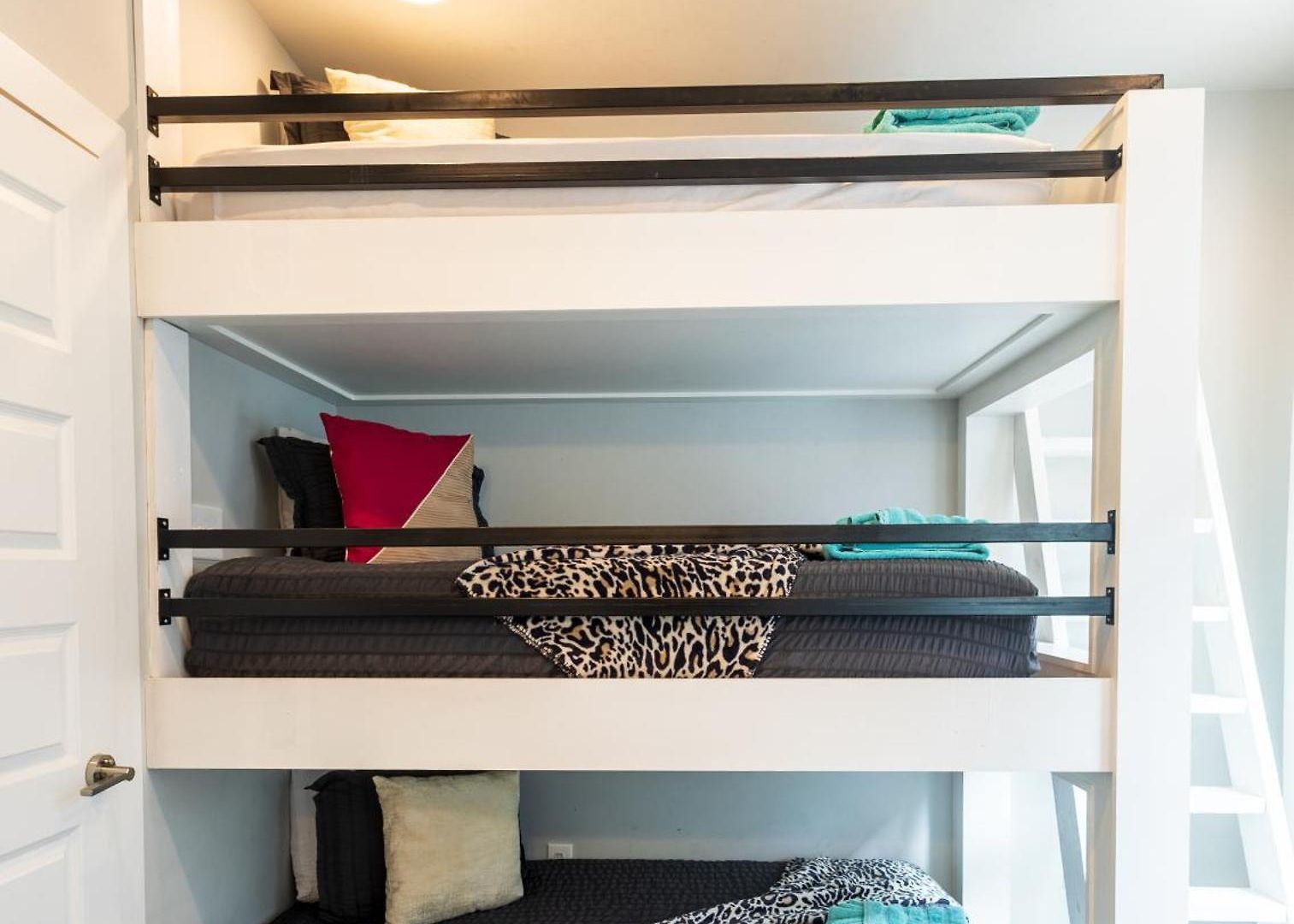 Heights Townhome With Free Parking & 3 Baths Apartment