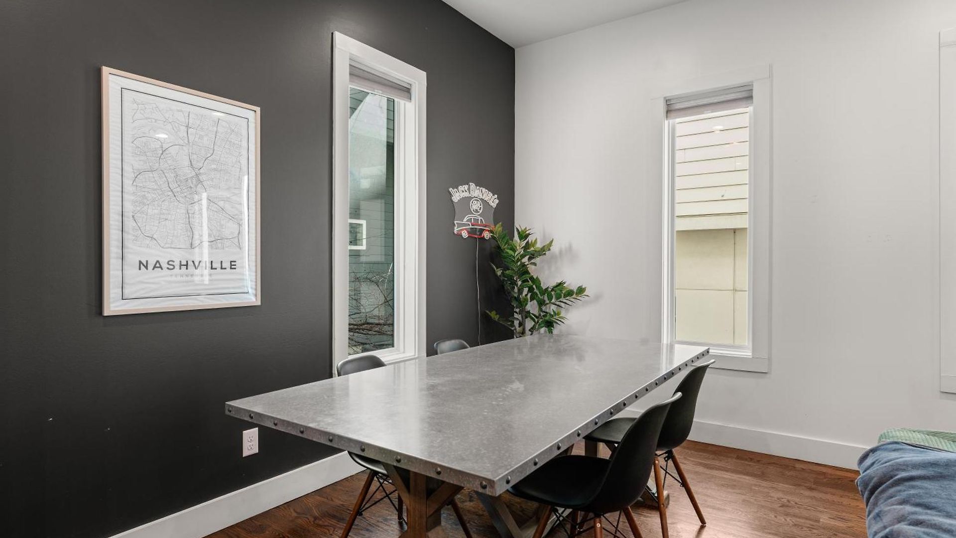 Downtown Views With Rooftop Golf Grill And Firepit Only 8min To Broadway Holiday home Nashville
